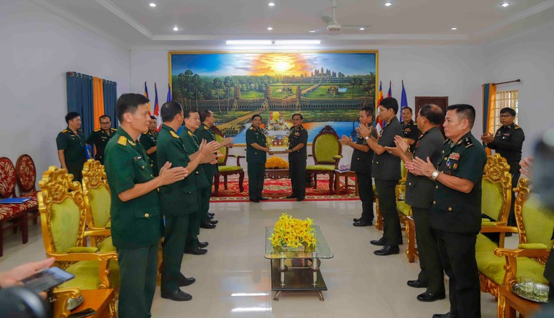 Quân khu 5 thăm, chúc Tết cổ truyền Chol Chnam Thmay tại Campuchia- Ảnh 2.