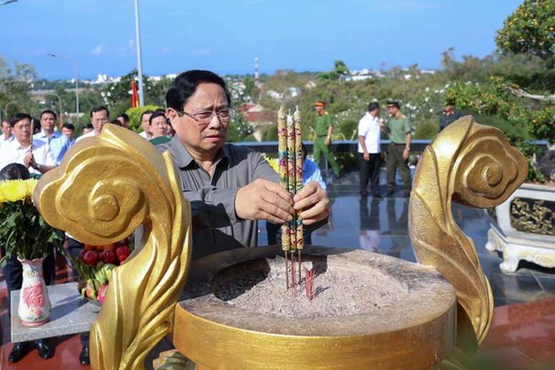 Thủ tướng Phạm Minh Chính viếng Nghĩa trang Liệt sĩ Phú Quốc và kiểm tra công trường xây dựng tượng đài Chủ tịch Hồ Chí Minh- Ảnh 1.