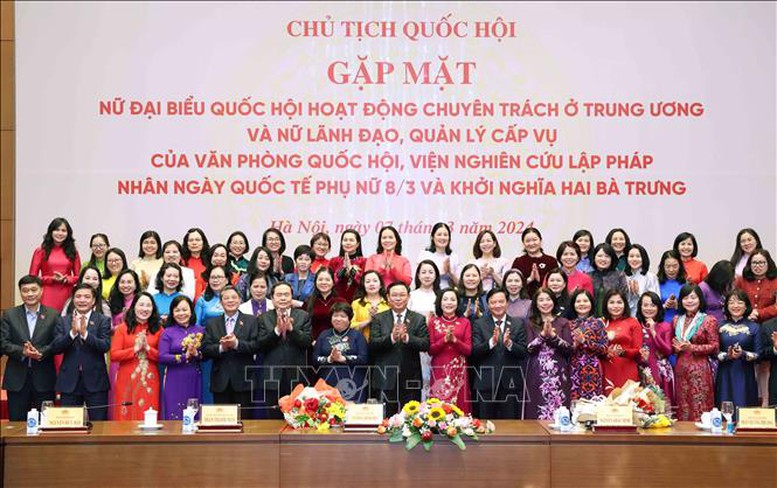 Chủ tịch Quốc hội gặp mặt các nữ đại biểu Quốc hội chuyên trách ở Trung ương- Ảnh 3.