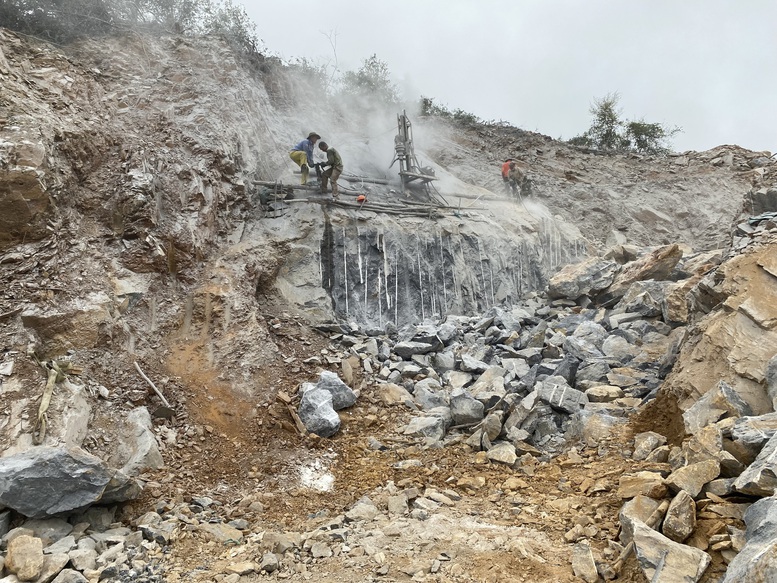 Bài 2: 'Vượt nắng, thắng mưa' dồn lực thi công dự án đường dây 500kV mạch 3- Ảnh 2.