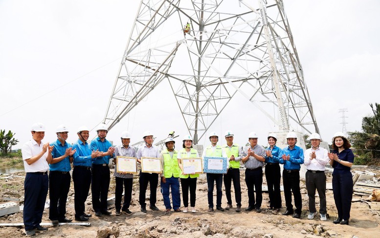 Khen thưởng đột xuất các đơn vị đầu tiên hoàn thành gói thầu đúc móng dự án đường dây 500kV mạch 3