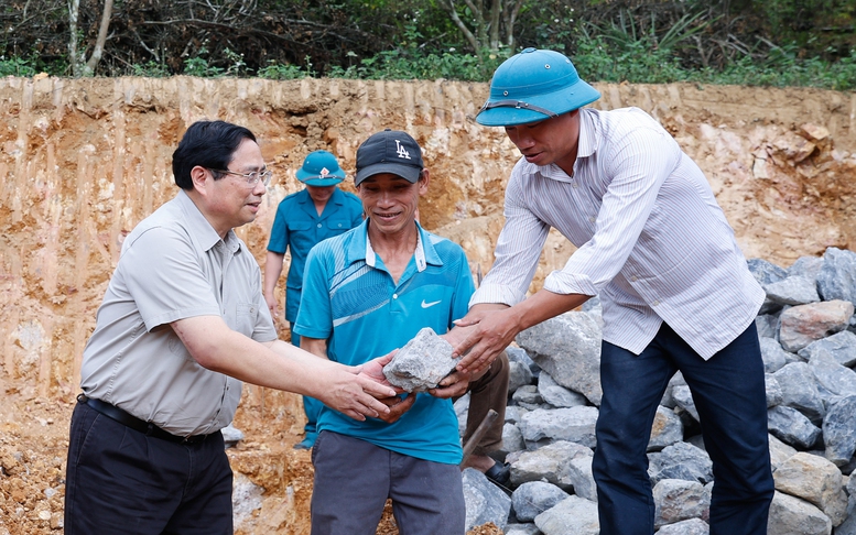 Chùm ảnh: Thủ tướng Phạm Minh Chính tham gia khởi công, đào móng nhà cho hộ nghèo