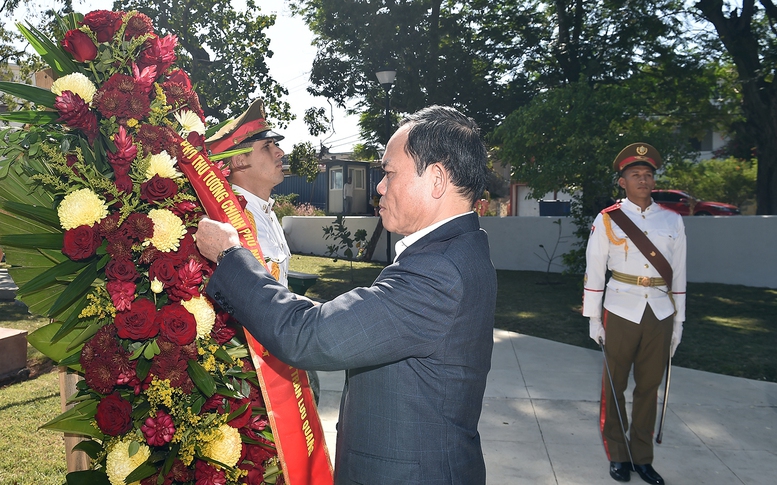 Phó Thủ tướng Trần Lưu Quang dâng hoa tưởng niệm Chủ tịch Hồ Chí Minh tại Thủ đô La Habana