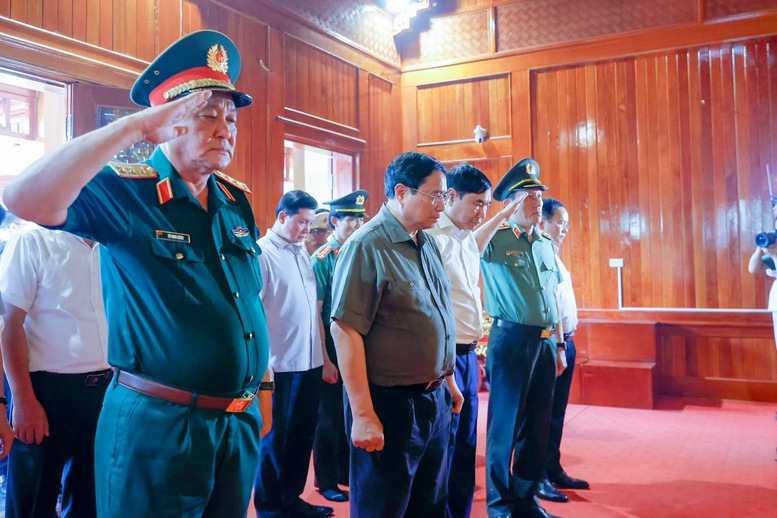 Thủ tướng Phạm Minh Chính dâng hương Đại tướng Võ Nguyên Giáp và tri ân những người làm nên Chiến thắng Điện Biên Phủ- Ảnh 2.