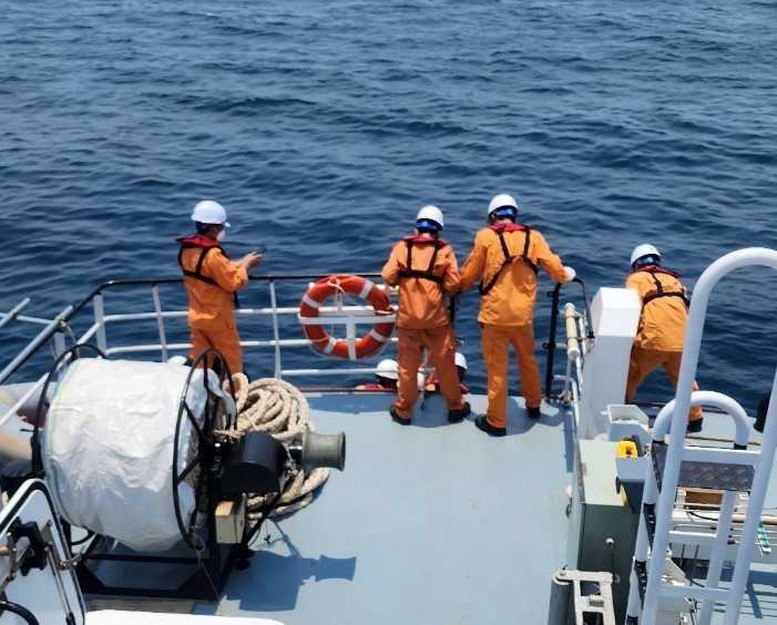 Khẩn trương tìm kiếm cứu nạn thuyền viên sà lan chở đá chìm tại vùng biển Quảng Ngãi- Ảnh 3.