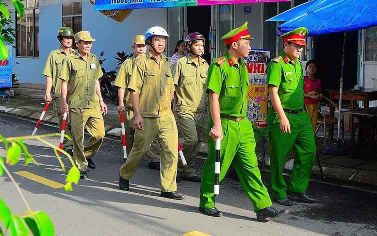 Lực lượng tham gia bảo vệ an ninh, trật tự ở cơ sở được trang bị dùi cui, áo giáp chống đâm