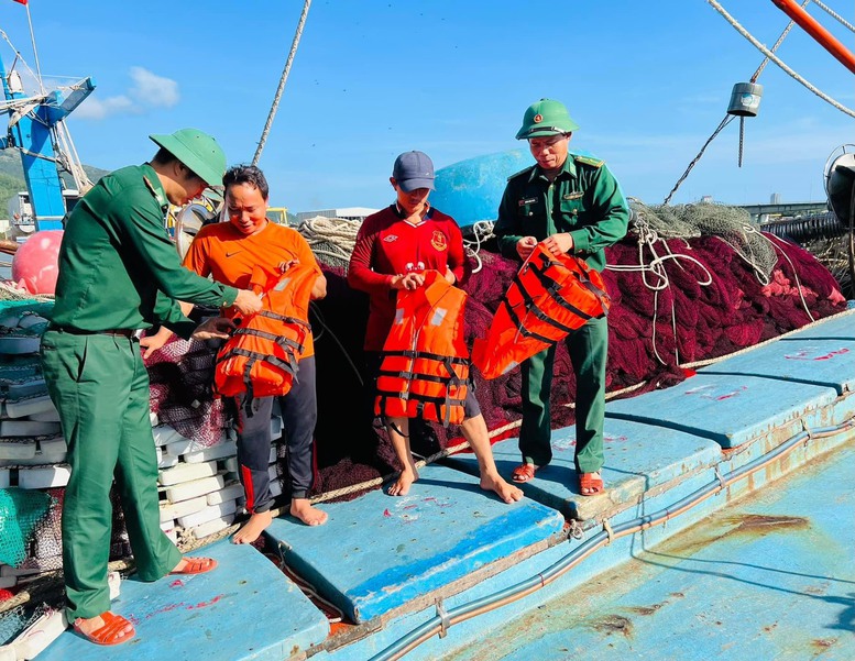 Lực lượng Biên phòng đồng hành cùng ngư dân chống khai thác IUU- Ảnh 3.