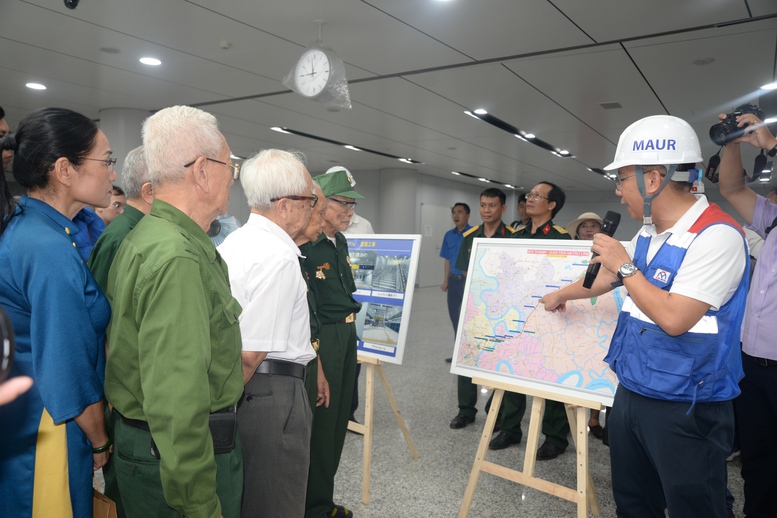 Những vị khách đặc biệt trên tuyến Metro số 1- Ảnh 2.