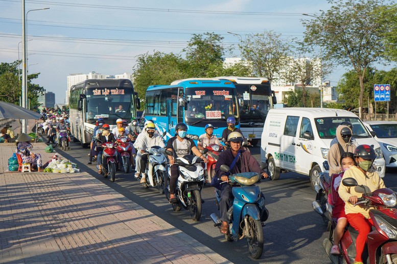 Người dân TPHCM lỉnh kỉnh hành lý về quê nghỉ lễ- Ảnh 6.