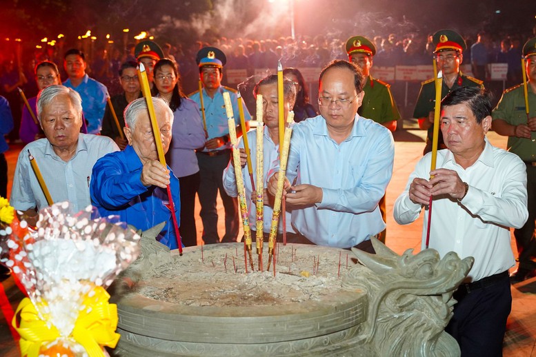 TPHCM thắp sáng hàng nghìn ngọn nến tri ân các Anh hùng liệt sĩ- Ảnh 1.