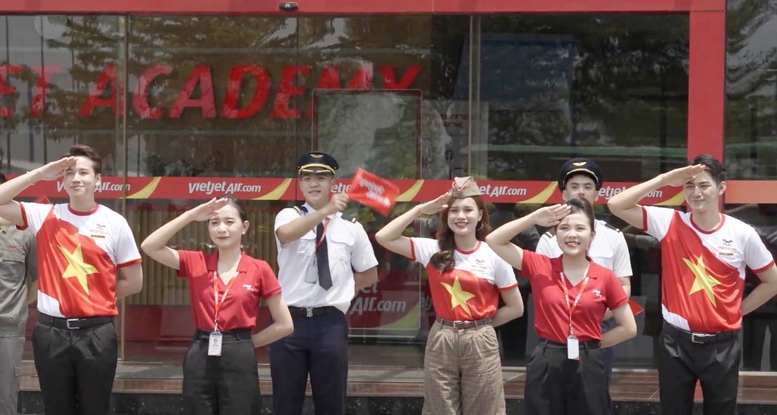 Những chuyến bay Vietjet rực rỡ cờ đỏ sao vàng 
- Ảnh 4.