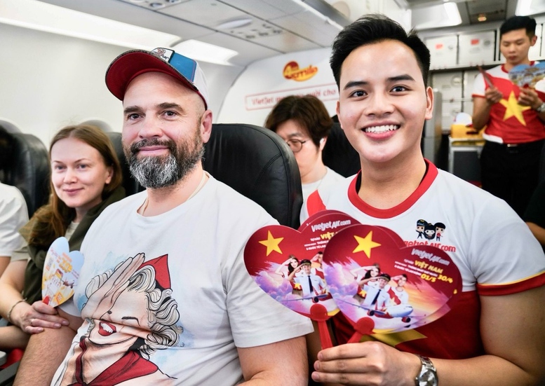 Những chuyến bay Vietjet rực rỡ cờ đỏ sao vàng 
- Ảnh 8.