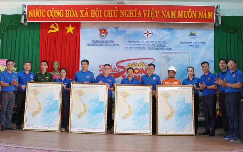 Tuổi trẻ ngành điện trao những món quà ý nghĩa đến với xã đảo