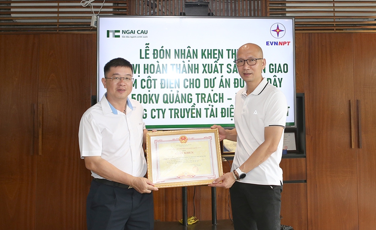 Khen thưởng đơn vị đầu tiên hoàn thành sản xuất cột thép dự án đường dây 500kV mạch 3- Ảnh 1.