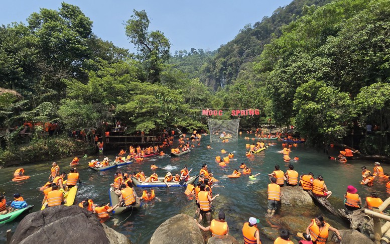 Miền Trung: Du lịch sinh thái, biển hút khách dịp lễ 30/4-1/5