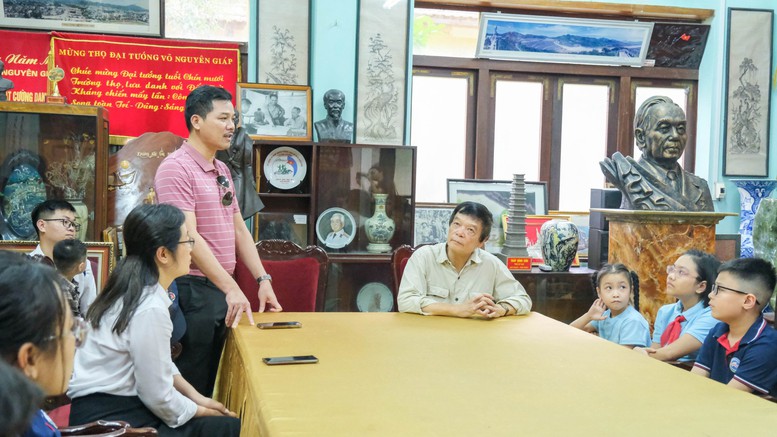 Học sinh EQuest thăm tư gia Đại Tướng Võ Nguyên Giáp nhân dịp 70 năm Chiến thắng Điện Biên Phủ- Ảnh 3.