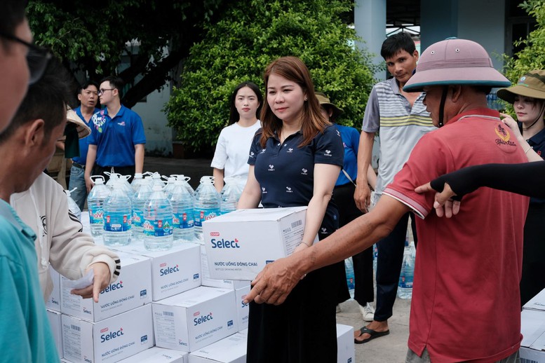 Saigon Co.op trao tặng nước sạch cho bà con vùng hạn mặn Gò Công, Tiền Giang- Ảnh 1.