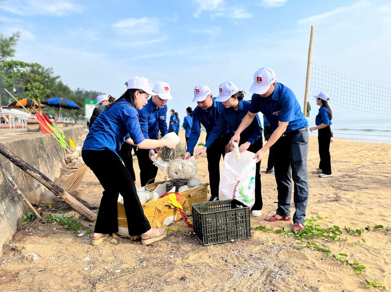 Ra quân làm sạch biển hưởng ứng Tuần lễ biển đảo Việt Nam 2024- Ảnh 2.