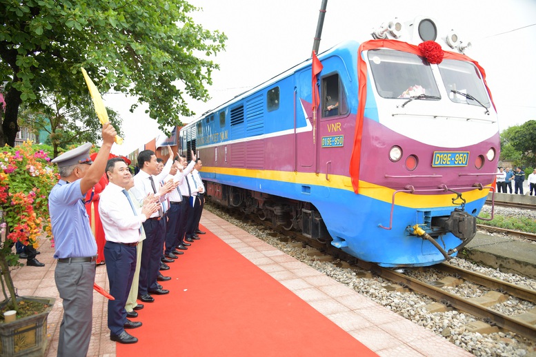 Đoàn tàu chở hàng liên vận quốc tế đầu tiên xuất phát từ Ga Cao Xá 
- Ảnh 6.