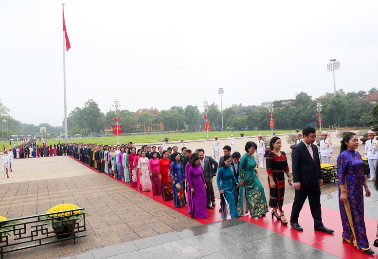 Lãnh đạo Đảng, Nhà nước và các ĐBQH vào Lăng viếng Chủ tịch Hồ Chí Minh trước Khai mạc Kỳ họp thứ 7, Quốc hội Khóa XV - Ảnh 3.