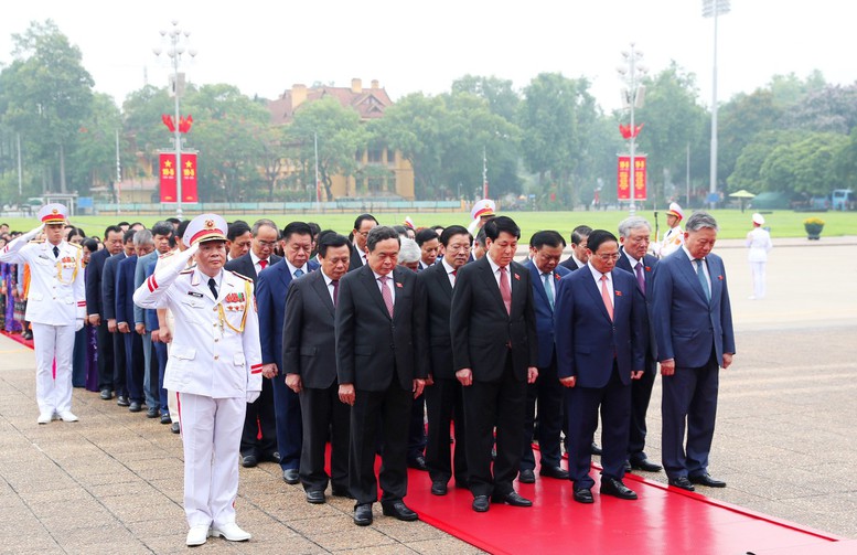 Lãnh đạo Đảng, Nhà nước và các ĐBQH vào Lăng viếng Chủ tịch Hồ Chí Minh trước Khai mạc Kỳ họp thứ 7, Quốc hội Khóa XV - Ảnh 1.