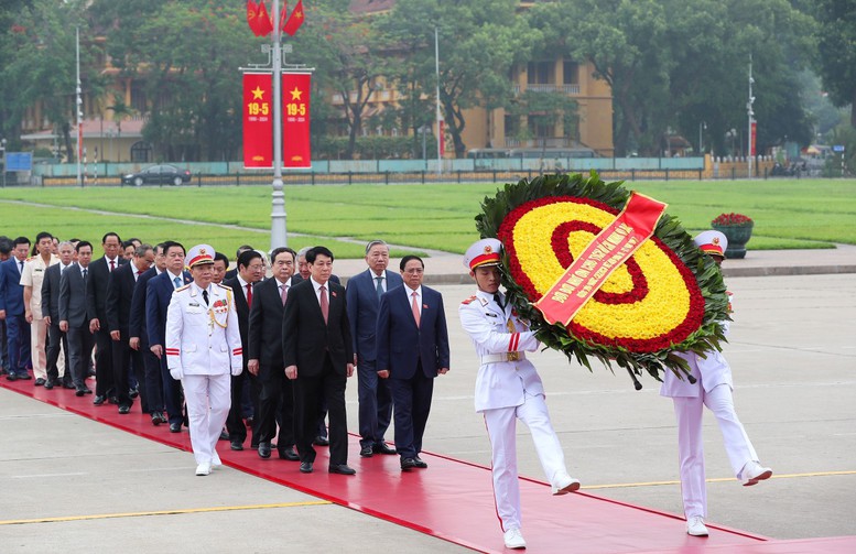 Lãnh đạo Đảng, Nhà nước và các ĐBQH vào Lăng viếng Chủ tịch Hồ Chí Minh trước Khai mạc Kỳ họp thứ 7, Quốc hội Khóa XV - Ảnh 2.