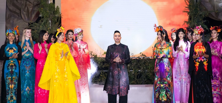 Ấn tượng áo dài Đỗ Trịnh Hoài Nam trên sàn diễn thời trang Hoa Kỳ- Ảnh 1.