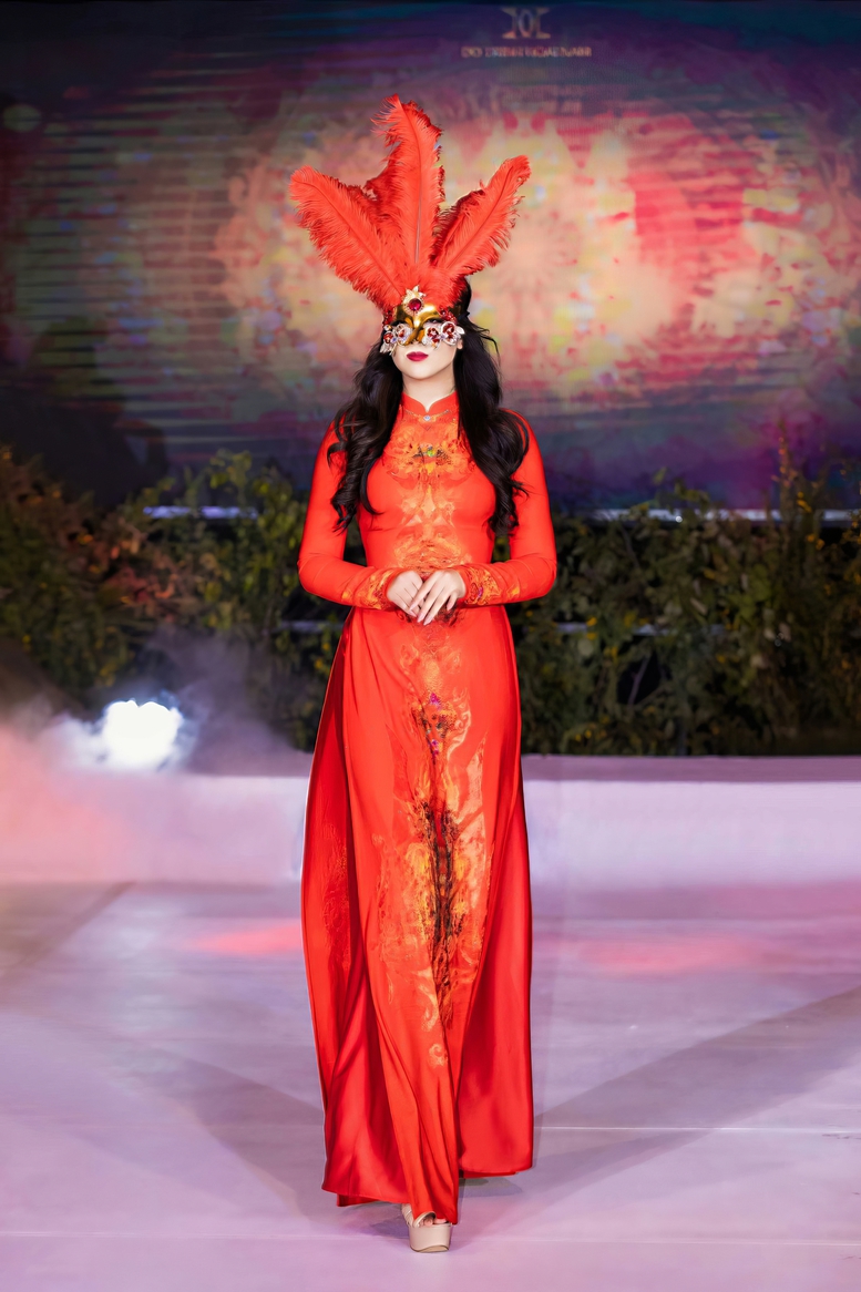 Ấn tượng áo dài Đỗ Trịnh Hoài Nam trên sàn diễn thời trang Hoa Kỳ- Ảnh 13.