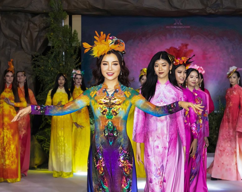 Ấn tượng áo dài Đỗ Trịnh Hoài Nam trên sàn diễn thời trang Hoa Kỳ- Ảnh 2.