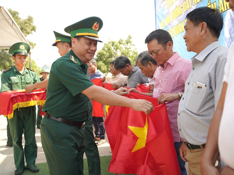 Quảng Ngãi giám sát chặt chẽ tàu cá có nguy cơ cao vi phạm khai thác IUU- Ảnh 2.