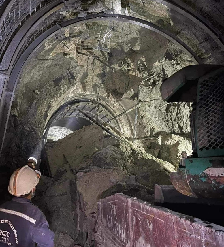 Hơn 2.000 hành khách được trung chuyển an toàn sau sự cố sạt lở hầm đường sắt Chí Thạnh- Ảnh 1.