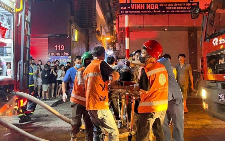 Cháy nhà trọ 5 tầng trong ngõ nhỏ Hà Nội, 14 người chết