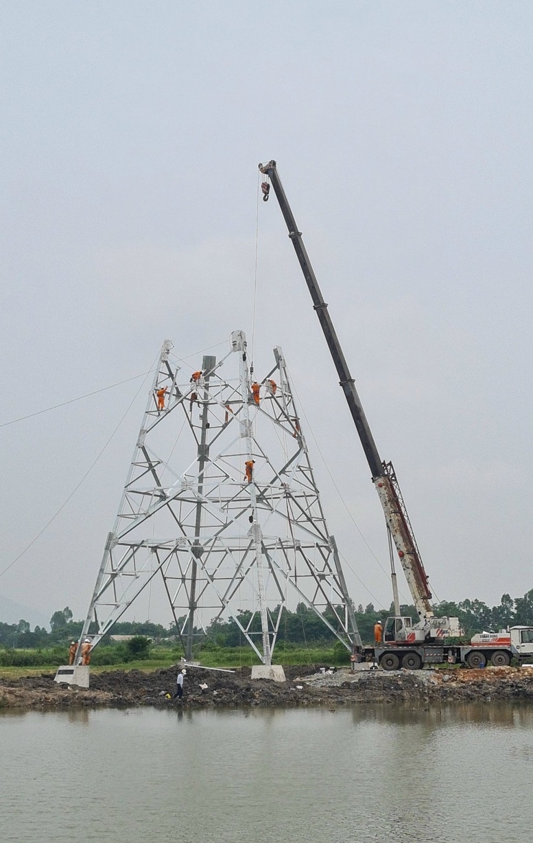 Huy động tổng lực, gấp rút dựng cột, kéo dây dự án đường dây 500kV mạch 3- Ảnh 1.