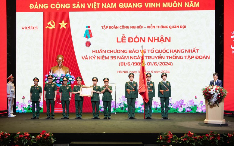 Viettel kỷ niệm 35 năm ngày truyền thống và đón nhận Huân chương Bảo vệ Tổ quốc hạng Nhất