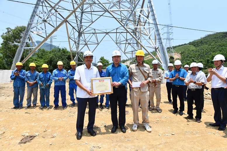 Khen thưởng đột xuất các đơn vị hoàn thành dựng cột, kéo dây 6 khoảng néo đầu tiên của dự án đường dây 500kV mạch 3- Ảnh 1.