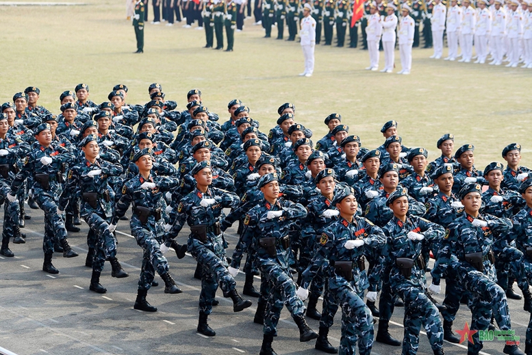 Tổng duyệt Lễ kỷ niệm 70 năm Chiến thắng Điện Biên Phủ: Nhân dân, du khách cổ vũ nồng nhiệt các khối diễu binh, diễu hành- Ảnh 16.