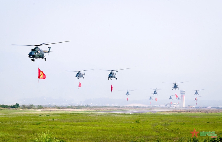 Tổng duyệt Lễ kỷ niệm 70 năm Chiến thắng Điện Biên Phủ: Nhân dân, du khách cổ vũ nồng nhiệt các khối diễu binh, diễu hành- Ảnh 9.