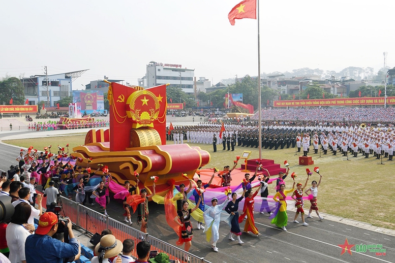 Tổng duyệt Lễ kỷ niệm 70 năm Chiến thắng Điện Biên Phủ: Nhân dân, du khách cổ vũ nồng nhiệt các khối diễu binh, diễu hành- Ảnh 11.
