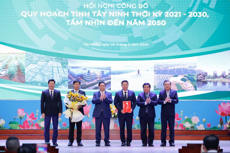 Thủ tướng: Tây Ninh có 'thiên thời, địa lợi, nhân hòa' để tăng tốc phát triển nhanh, bền vững- Ảnh 7.