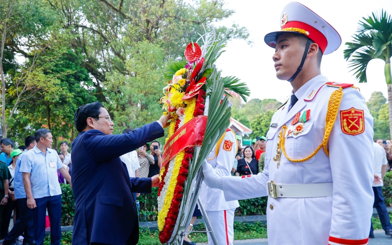 Thủ tướng Phạm Minh Chính dâng hương, dâng hoa tưởng niệm, tri ân các Anh hùng, liệt sĩ tại Điện Biên Phủ