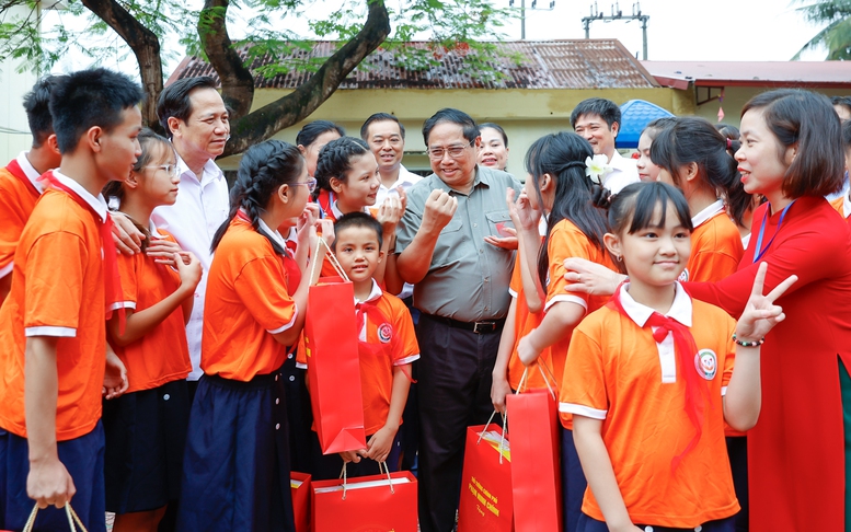 Thủ tướng Phạm Minh Chính thăm, tặng quà Trung tâm Nuôi dưỡng trẻ khuyết tật Hà Nội