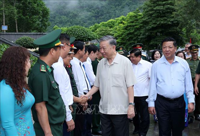 Chủ tịch nước Tô Lâm thăm và dâng hương tại Khu di tích quốc gia đặc biệt Pác Bó- Ảnh 1.