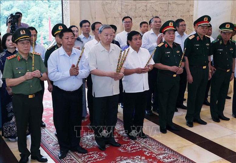 Chủ tịch nước Tô Lâm thăm và dâng hương tại Khu di tích quốc gia đặc biệt Pác Bó- Ảnh 2.