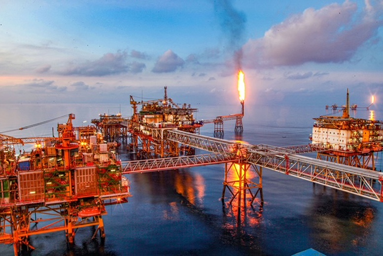 Petrovietnam tiếp tục duy trì tăng trưởng khi giá dầu đảo chiều giảm mạnh- Ảnh 1.