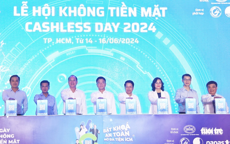 Phó Thủ tướng Lê Thành Long dự khai mạc sự kiện mô phỏng xã hội không dùng tiền mặt