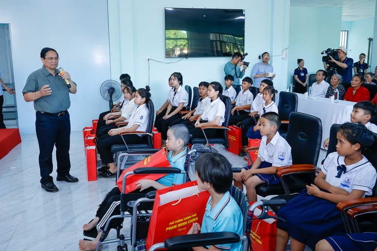 Thủ tướng thăm, tặng quà người có công và trẻ em, người khuyết tật tại Quảng Bình- Ảnh 1.