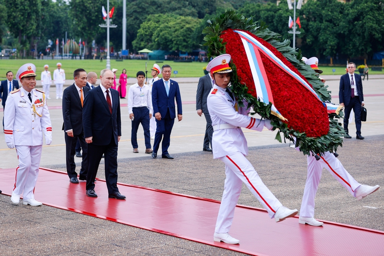 Tổng thống Nga Vladimir Putin vào Lăng viếng Chủ tịch Hồ Chí Minh- Ảnh 1.