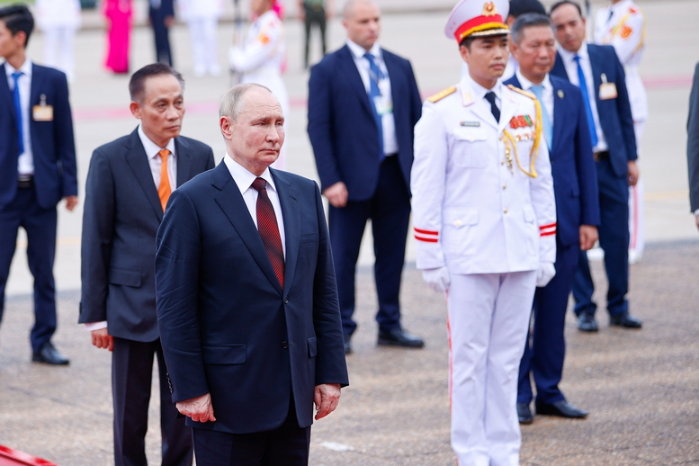 Tổng thống Nga Vladimir Putin vào Lăng viếng Chủ tịch Hồ Chí Minh- Ảnh 4.