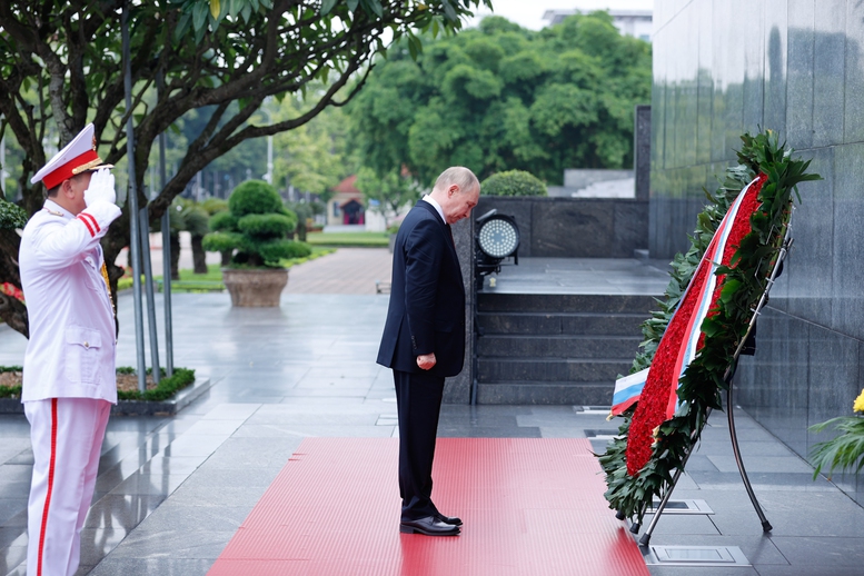 Tổng thống Nga Vladimir Putin vào Lăng viếng Chủ tịch Hồ Chí Minh- Ảnh 3.