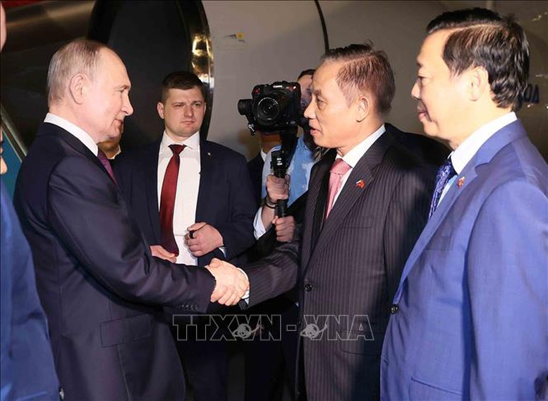 Tổng thống Nga Vladimir Putin đến Hà Nội, bắt đầu thăm cấp Nhà nước tới Việt Nam- Ảnh 3.